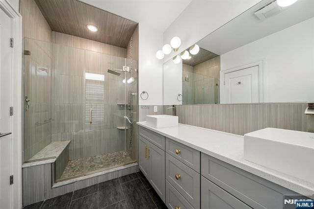 37 Winterburn Place, Edgewater, NJ 07020