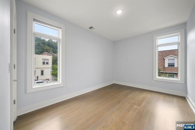 37 Winterburn Place, Edgewater, NJ 07020