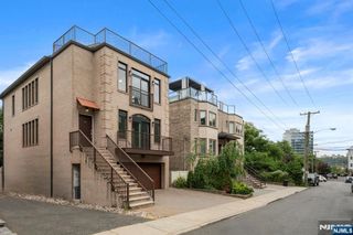 37 Winterburn Place, Edgewater, NJ 07020