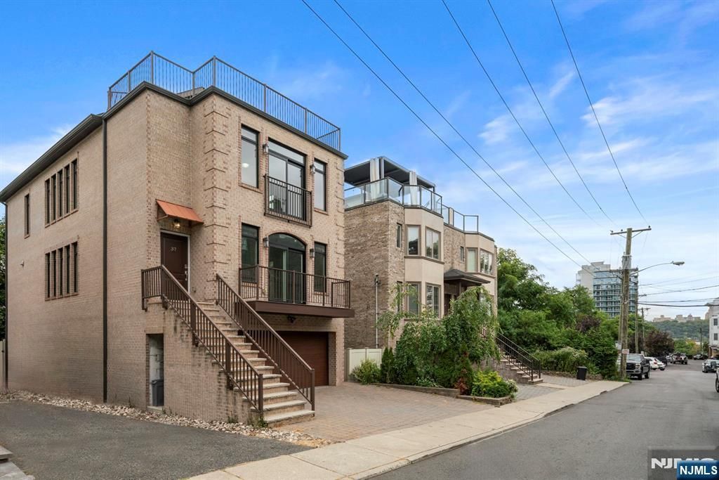 37 Winterburn Place, Edgewater, NJ 07020
