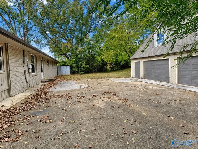 3902 NW Lakeview Drive, Huntsville, AL 35810