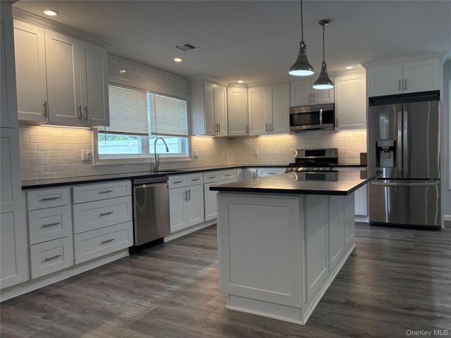 17B Dunes Lane Right, Port Washington, NY 11050