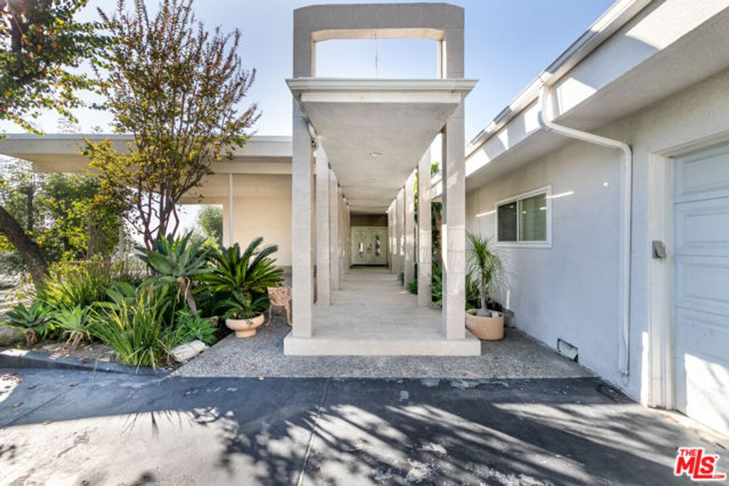 8900 Alto Cedro Drive, Beverly Hills, CA 90210