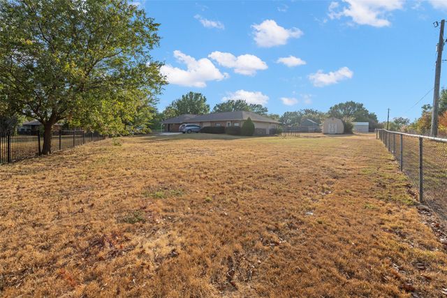 911 Clearview Street, Krum, TX 76249