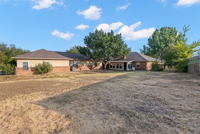 911 Clearview Street, Krum, TX 76249