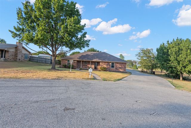 911 Clearview Street, Krum, TX 76249