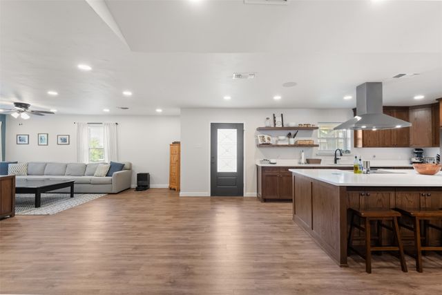 911 Clearview Street, Krum, TX 76249