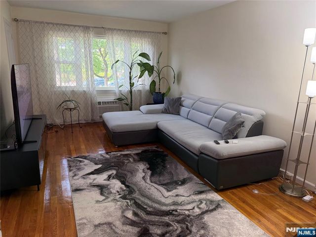 184 Hillside Avenue I2, Leonia, NJ 07605