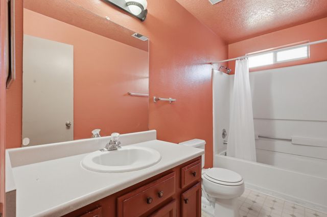 5724 Aida Road NW, Albuquerque, NM 87114