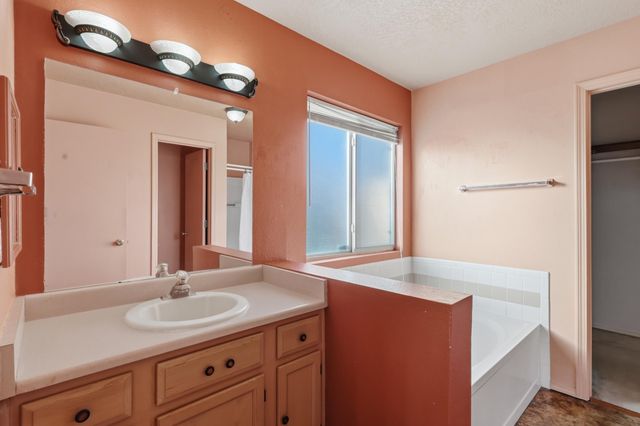 5724 Aida Road NW, Albuquerque, NM 87114