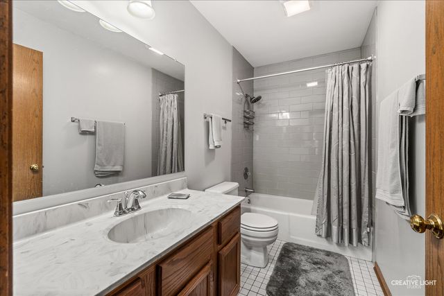 202 Mistwood Lane, North Aurora, IL 60542