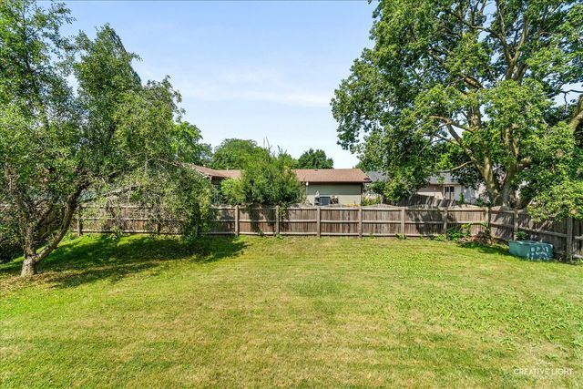 202 Mistwood Lane, North Aurora, IL 60542