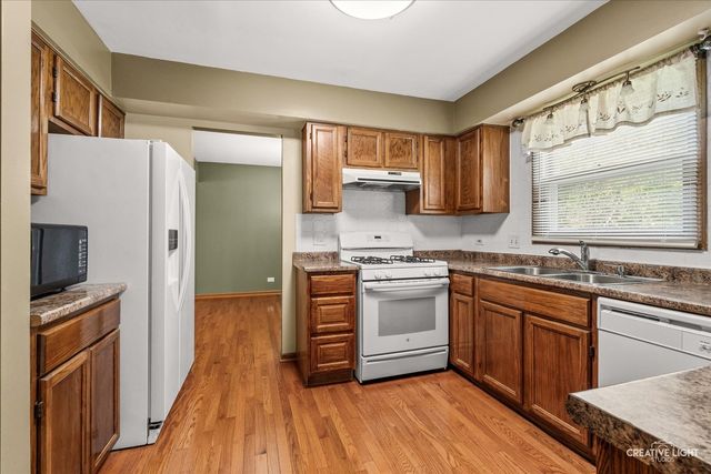 202 Mistwood Lane, North Aurora, IL 60542
