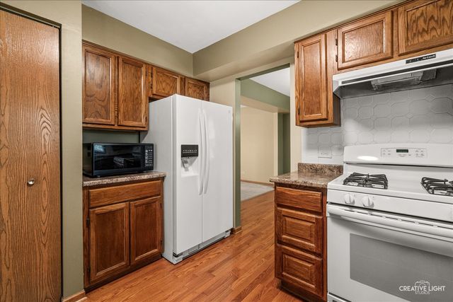 202 Mistwood Lane, North Aurora, IL 60542