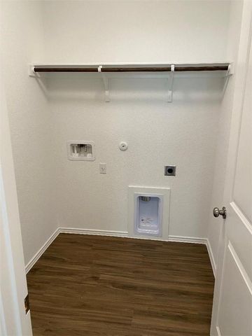 215 Chickasaw LN, Hutto, TX 78634