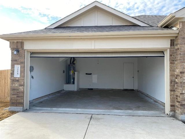 215 Chickasaw LN, Hutto, TX 78634