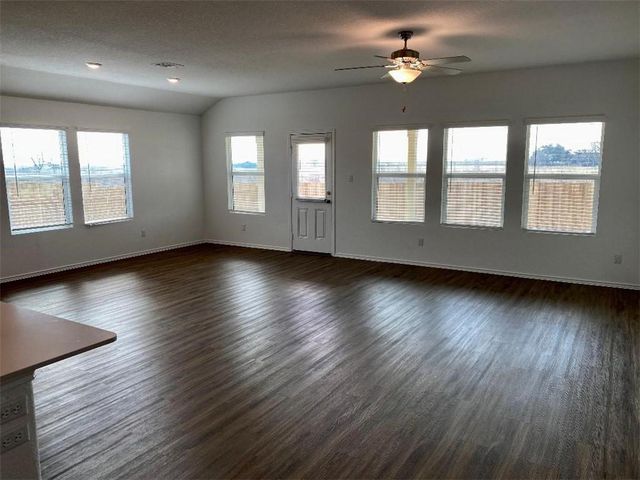 215 Chickasaw LN, Hutto, TX 78634