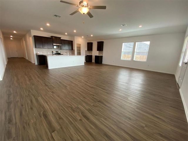 215 Chickasaw LN, Hutto, TX 78634