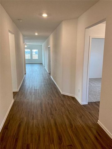 215 Chickasaw LN, Hutto, TX 78634