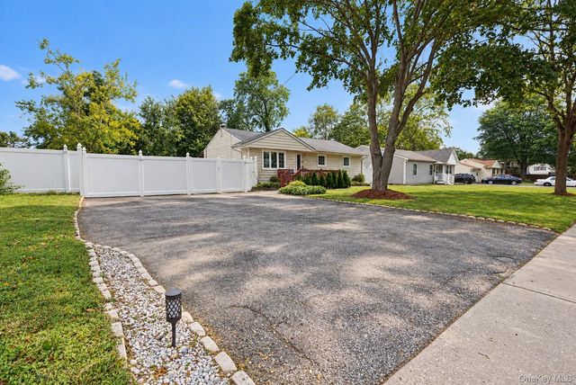 2712 Connecticut Avenue, Medford, NY 11763