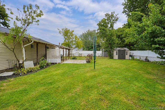 2712 Connecticut Avenue, Medford, NY 11763