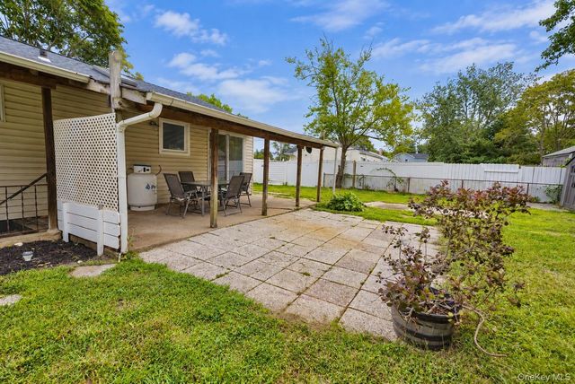 2712 Connecticut Avenue, Medford, NY 11763