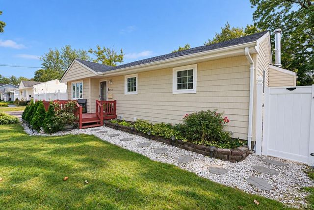 2712 Connecticut Avenue, Medford, NY 11763