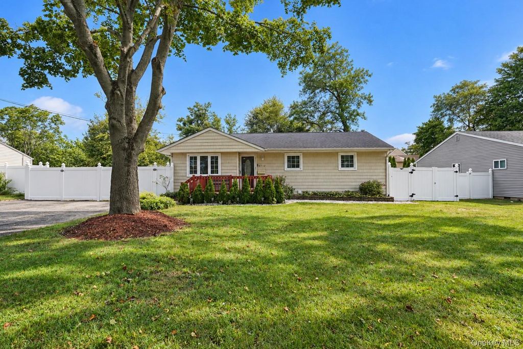 2712 Connecticut Avenue, Medford, NY 11763