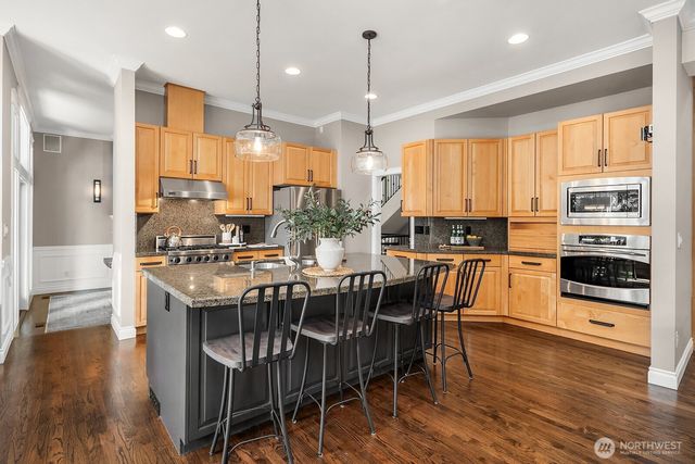 949 207th Avenue NE, Sammamish, WA 98074