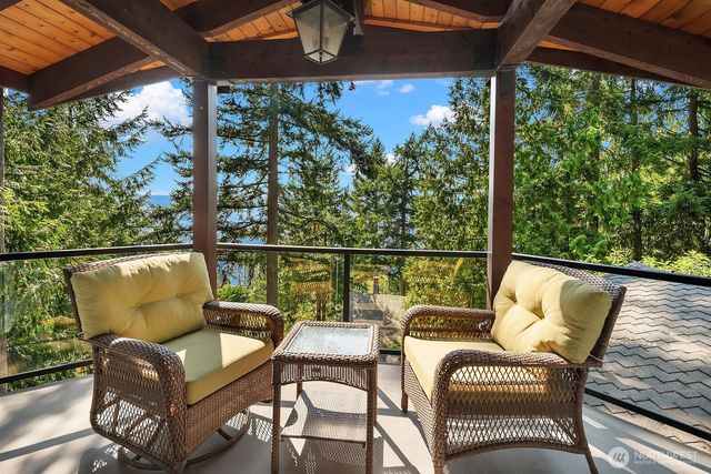 949 207th Avenue NE, Sammamish, WA 98074