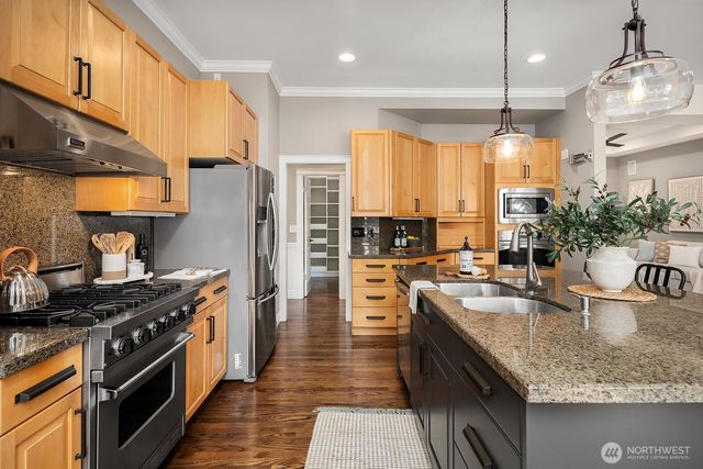 949 207th Avenue NE, Sammamish, WA 98074