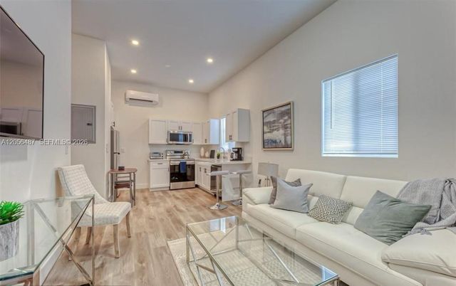 830 SE 14th St 1, Fort Lauderdale, FL 33316
