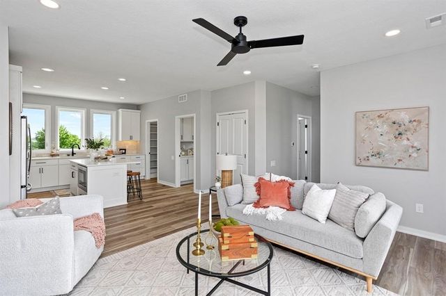 2732 Fleur Drive 20, Des Moines, IA 50321