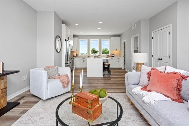 2732 Fleur Drive 20, Des Moines, IA 50321