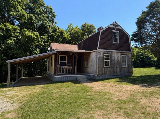 374 State Line Rd, Loretto, TN 38469