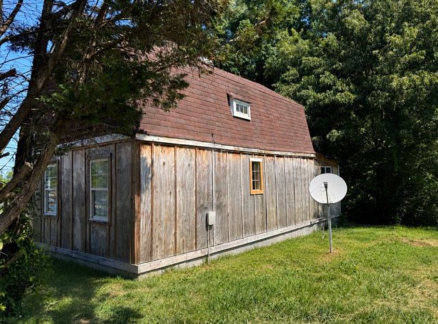 374 State Line Rd, Loretto, TN 38469
