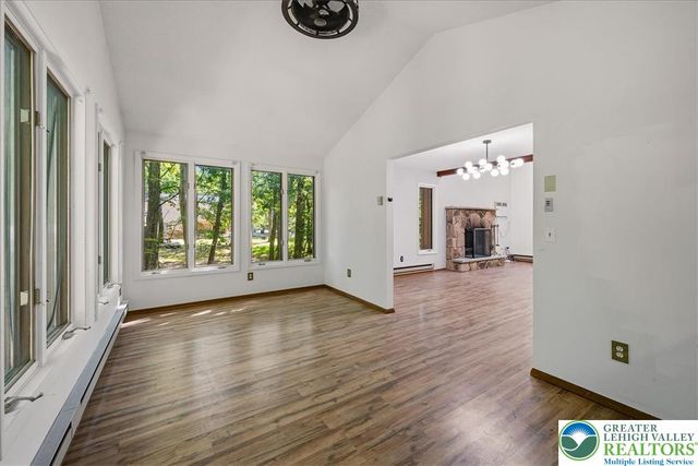 221 Somerset Drive, Stroud Twp, PA 18301