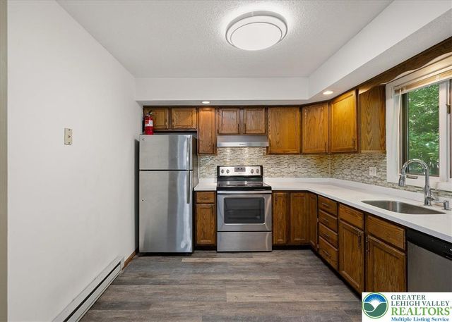 221 Somerset Drive, Stroud Twp, PA 18301