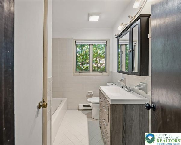 221 Somerset Drive, Stroud Twp, PA 18301