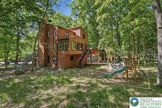 221 Somerset Drive, Stroud Twp, PA 18301