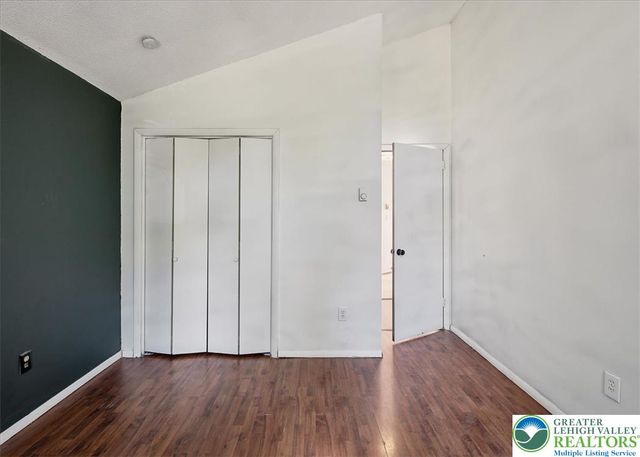 221 Somerset Drive, Stroud Twp, PA 18301