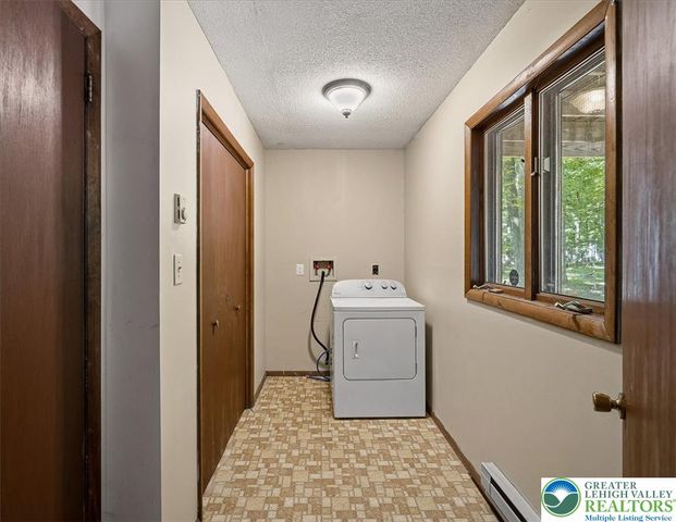 221 Somerset Drive, Stroud Twp, PA 18301
