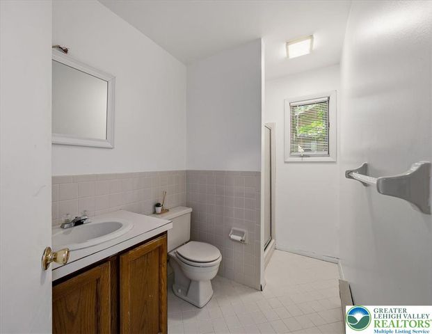 221 Somerset Drive, Stroud Twp, PA 18301