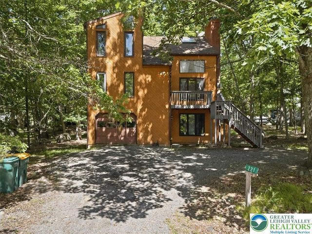 221 Somerset Drive, Stroud Twp, PA 18301