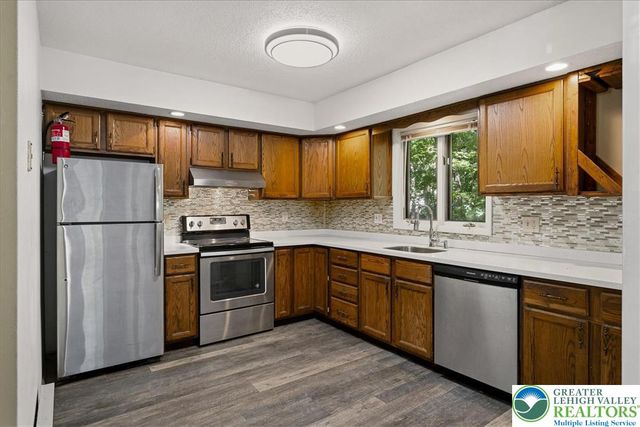 221 Somerset Drive, Stroud Twp, PA 18301