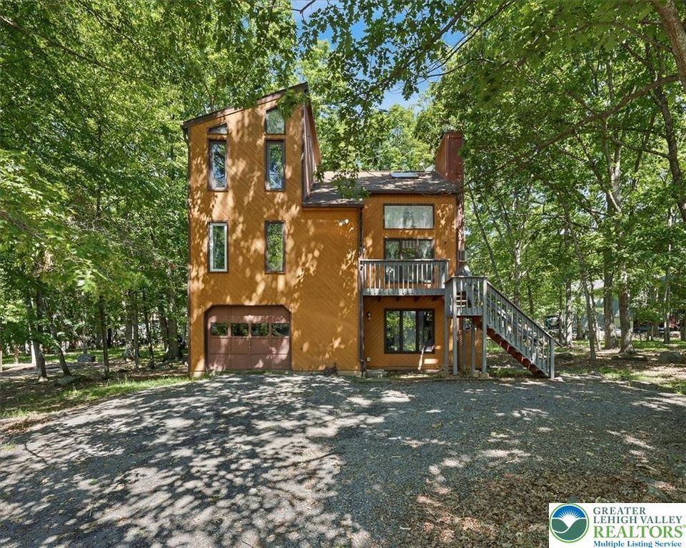 221 Somerset Drive, Stroud Twp, PA 18301