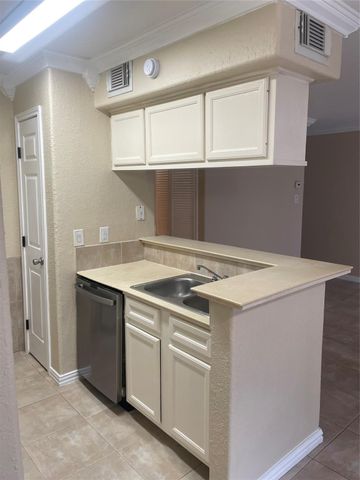 17331 Red Oak Drive 27, Houston, TX 77090
