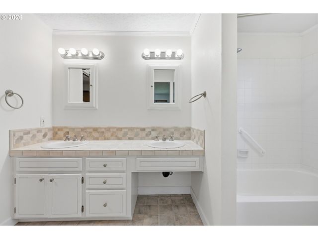 1596 Nw RIVERVIEW Ave, Gresham, OR 97030