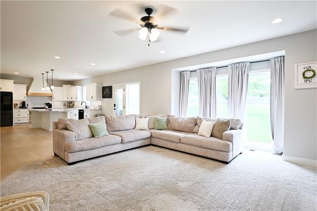 10420 N Flora Avenue, Kansas City, MO 64155