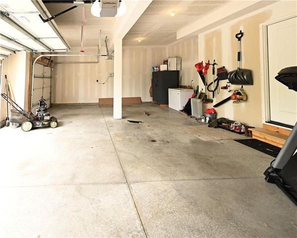 10420 N Flora Avenue, Kansas City, MO 64155